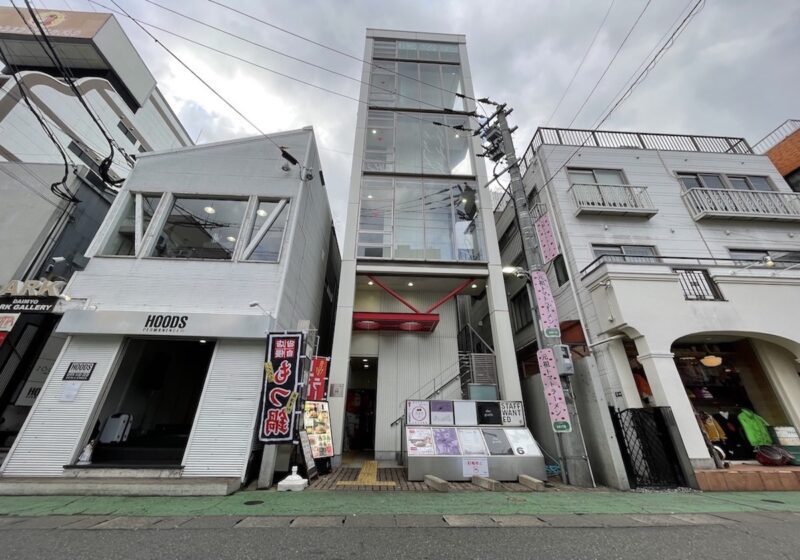 元祖トマトラーメンと辛麺と元祖トマトもつ鍋 三味(333)天神大名総本店の写真(福岡県福岡市中央区)