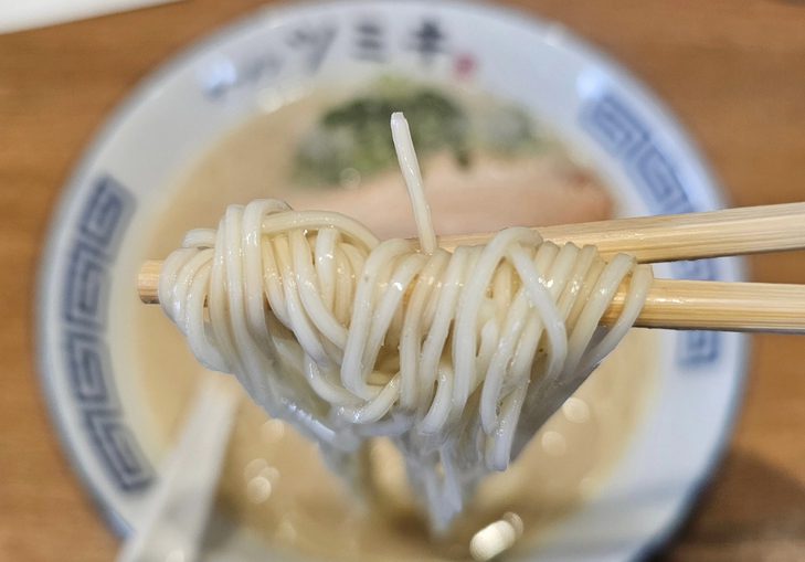 ツミキ　トンコツラーメンの麺