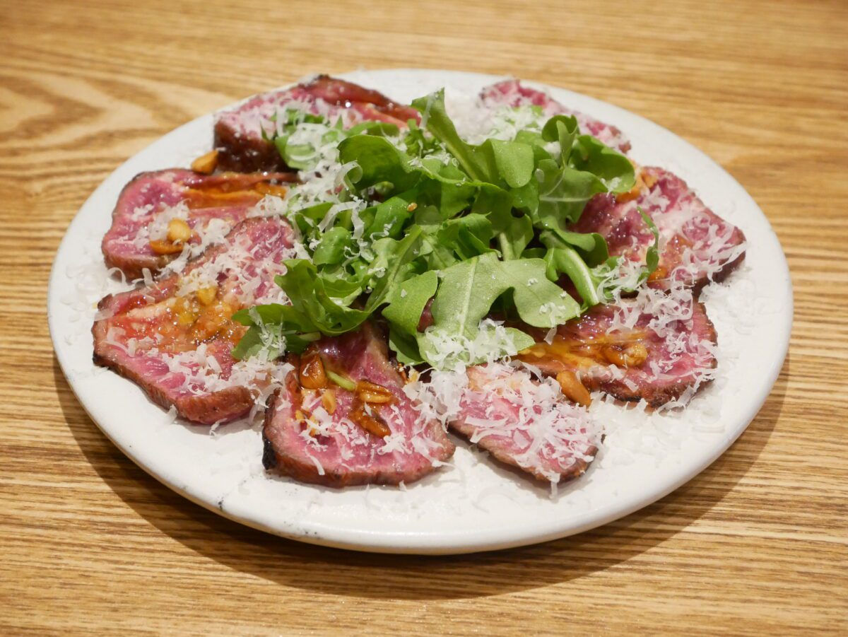 「ごらく」の「和牛ホホ肉のタタキ」