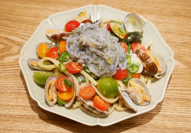 「ごらく」の「生シラスと青唐辛子のパスタ」