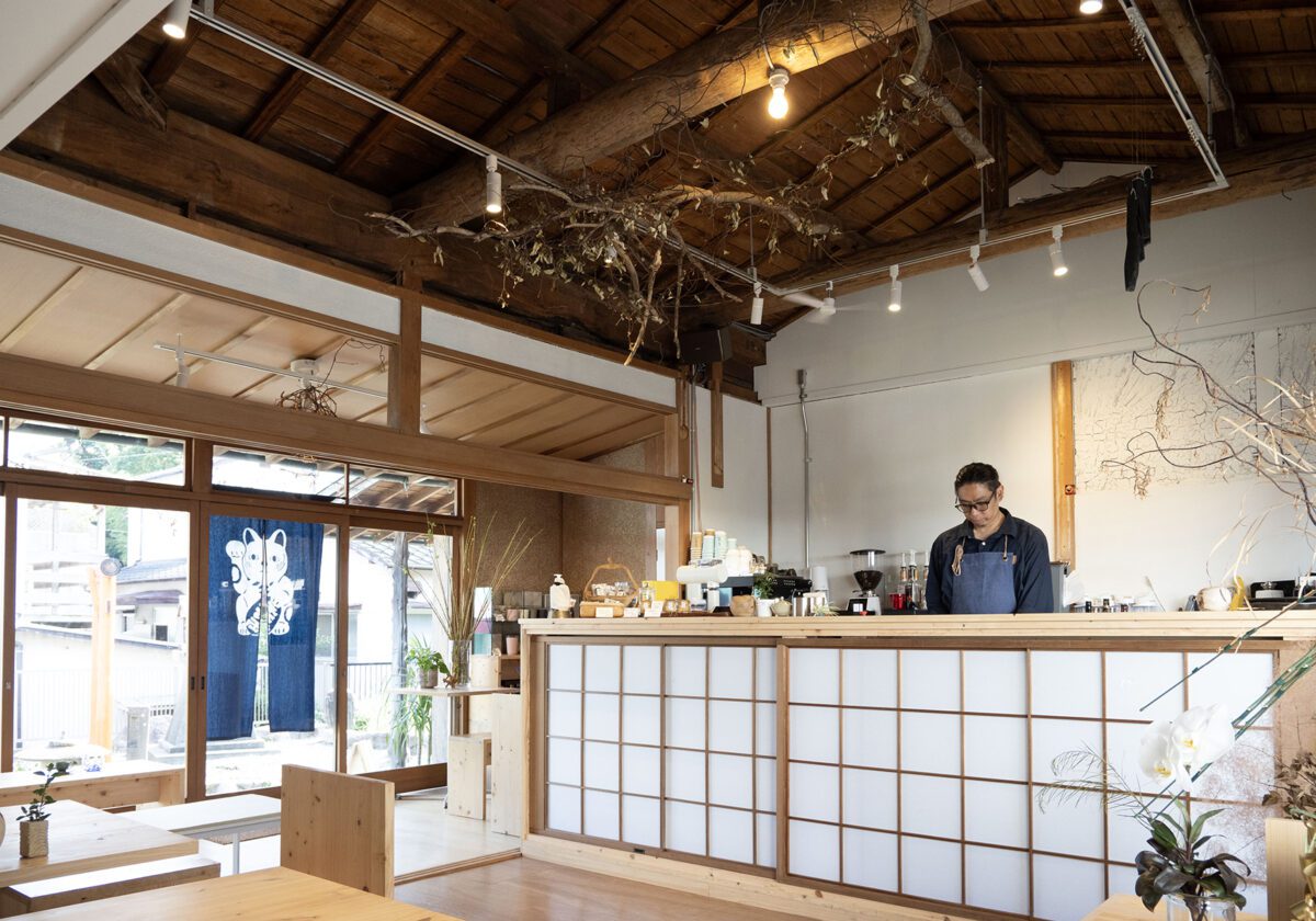 城南区神松寺　喫茶百葉　店内