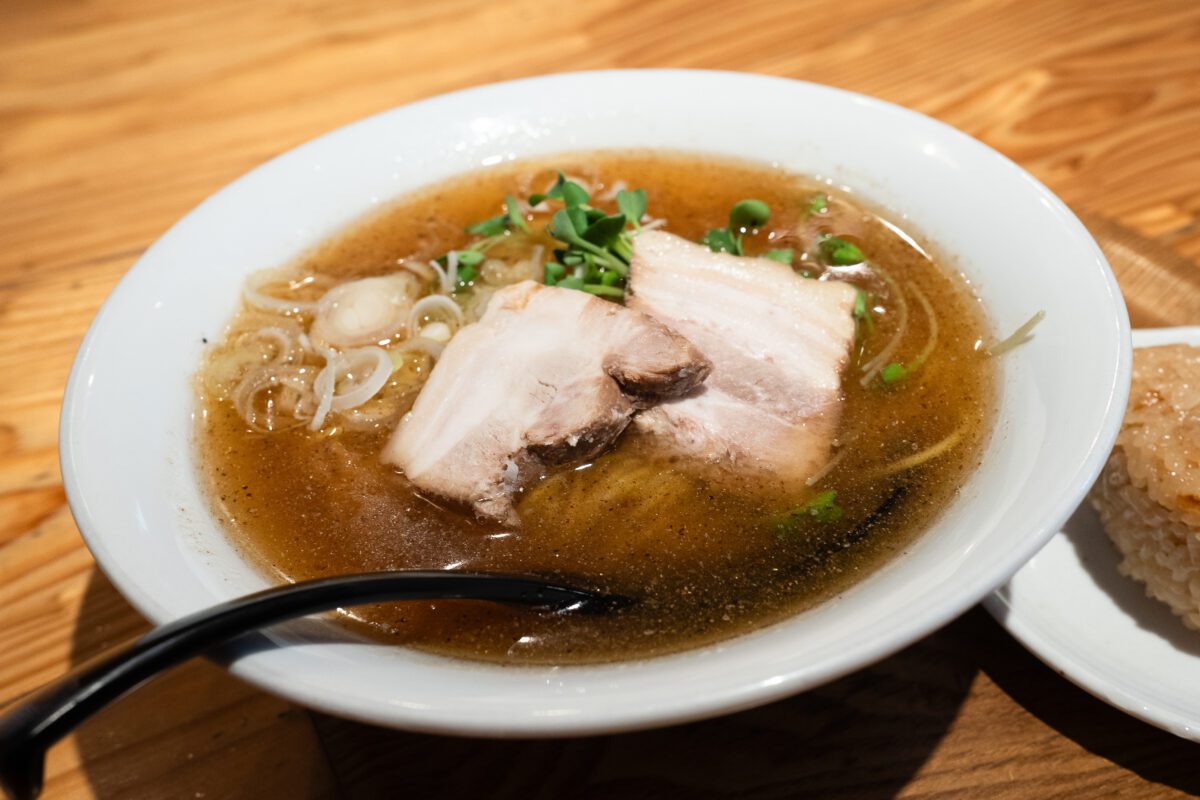 魚介のフレーバーがそそる醤油らー麺魚介ガツン！！