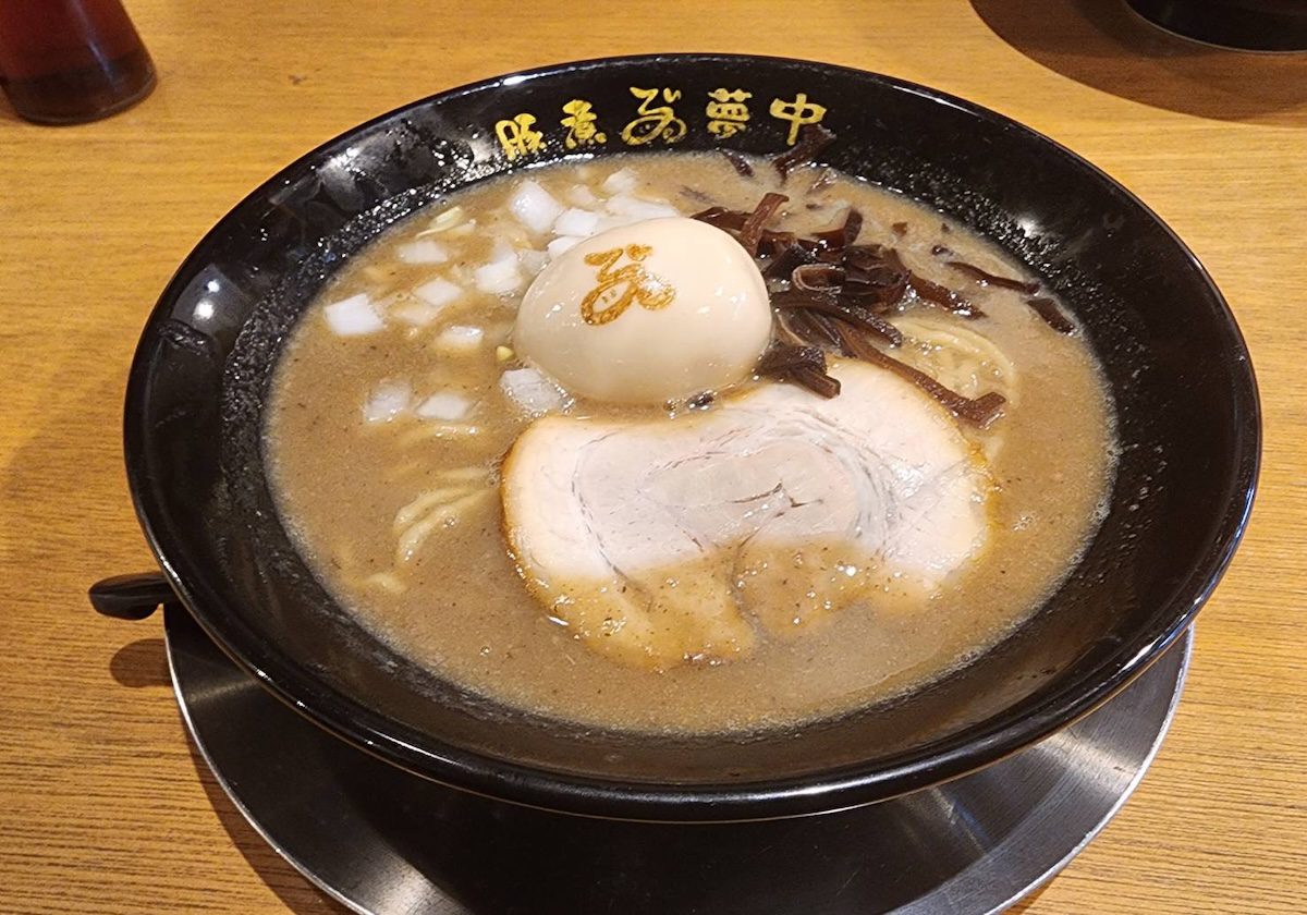 豚煮夢中濃厚ラーメン味玉、タマネギ入り