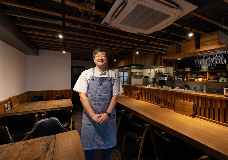 サケハジメ店内と店主