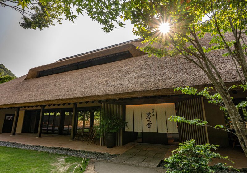 福岡・久山町 御料理 茅乃舎 茅葺き屋根
