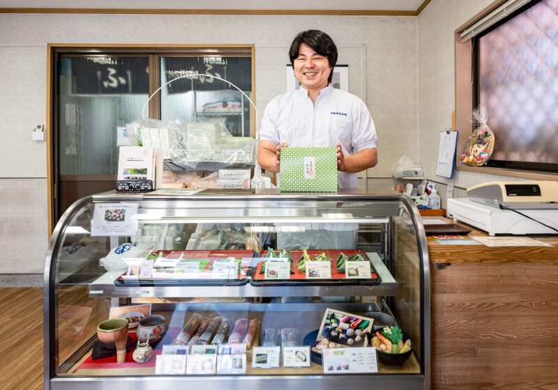 長尾 古都里食品 店主と店内