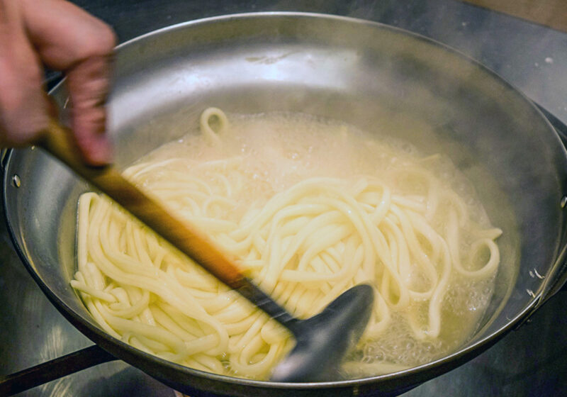 もつ幸ちゃんぽん麺投入