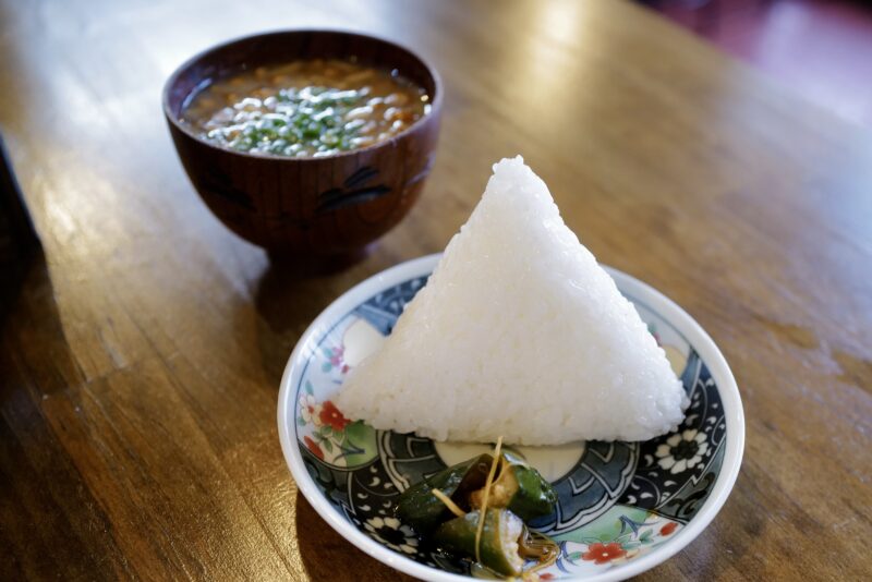 塩むすびとなめこ汁