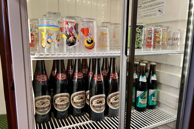 キリンクラシックラガーの大瓶とレトロなグラス