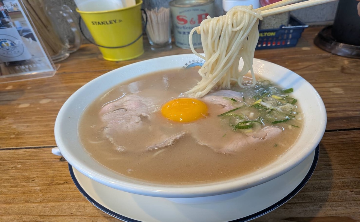 クモノウエ 生玉子入りラーメン