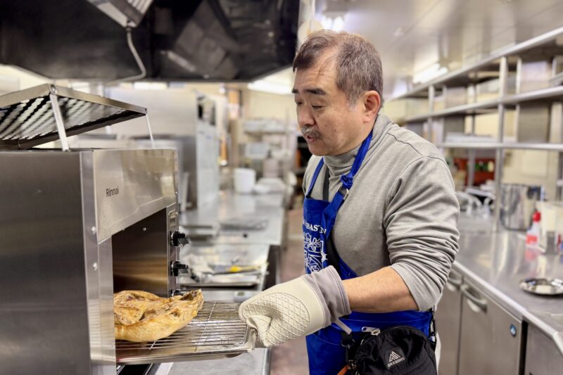 調理をしているヤマトモさん