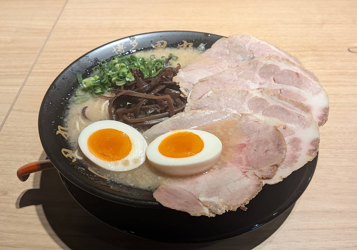 ラースタ一黒丸チャーシュー煮卵ラーメン