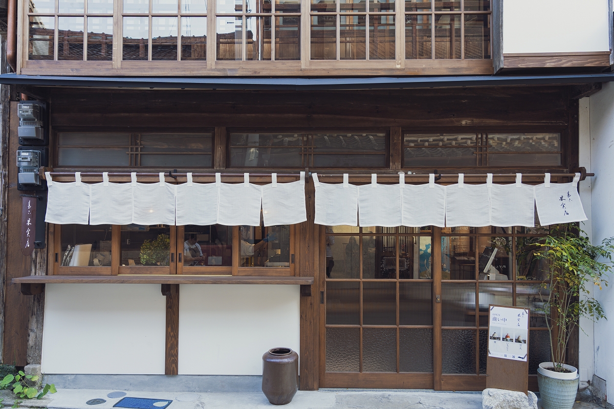 甚六果実店外観